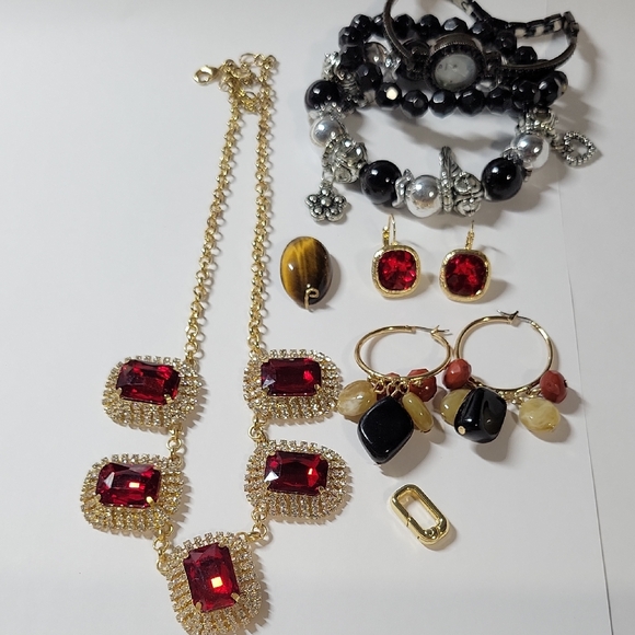 Elegant Gold Tone and Red Glass Necklace - Picture 1 of 9